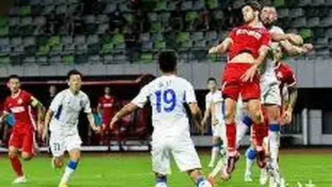 张艺兴热舞意外脱鞋脱衣，引网友调侃似猩猩